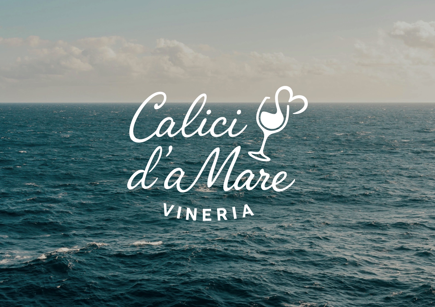 Il marchio Calici d'aMare bianco sul mare