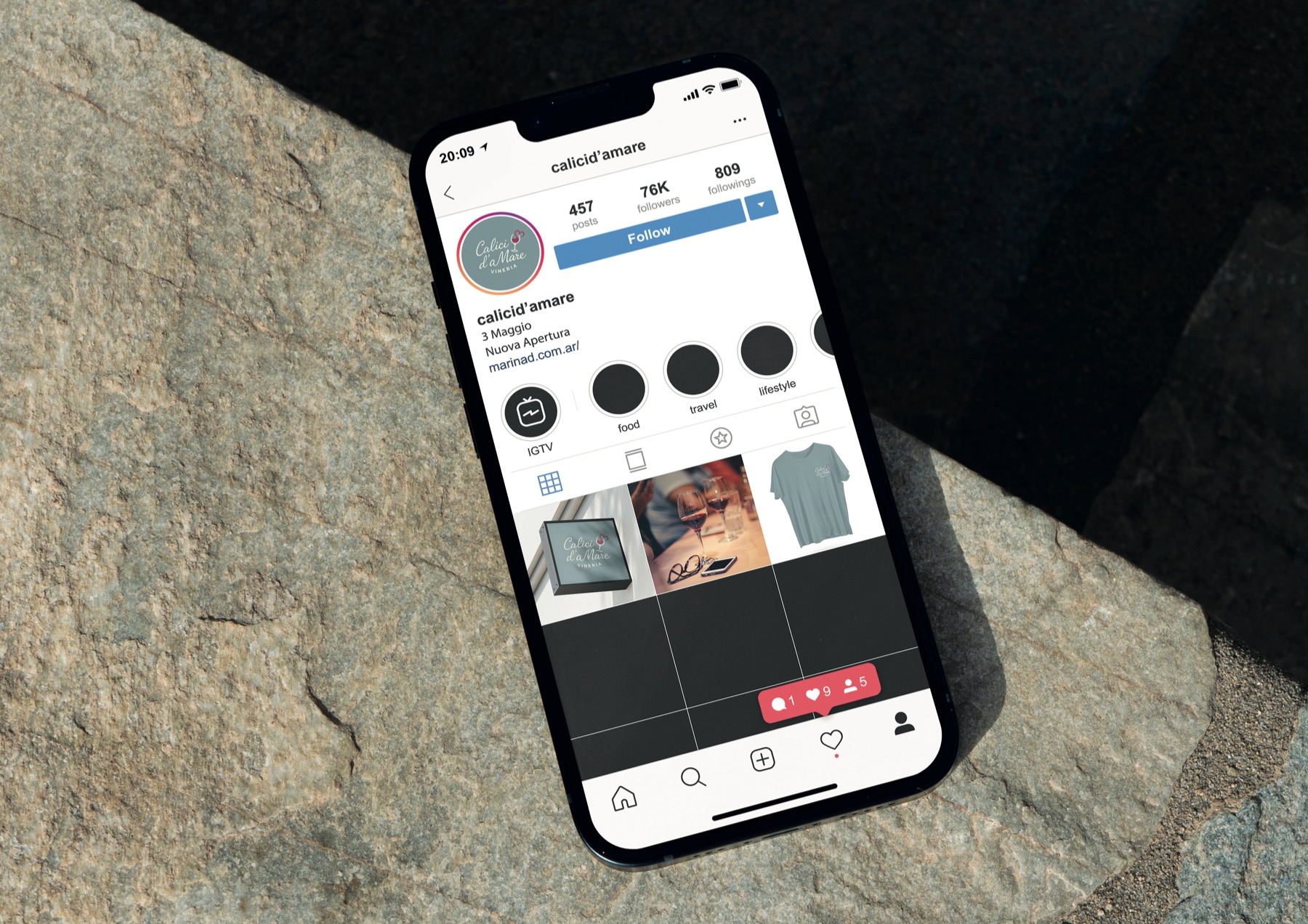 Il profilo Instagram di Calici d'aMare sul telefono